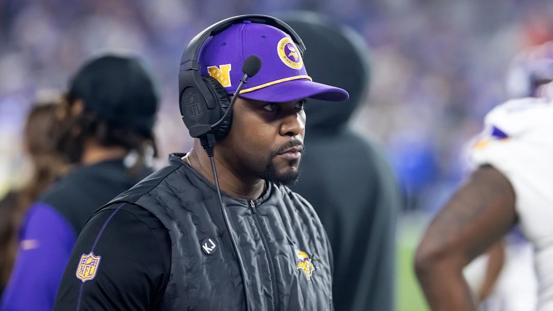 Minnesota Vikings defensive coordinator Brian Flores against the Los Angeles Rams at State Farm Stadium. 