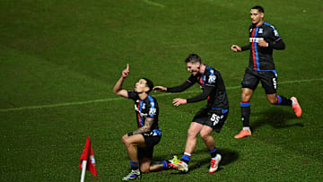 O colombiano Daniel Muñoz marcou um dos gols da classificação do Palace