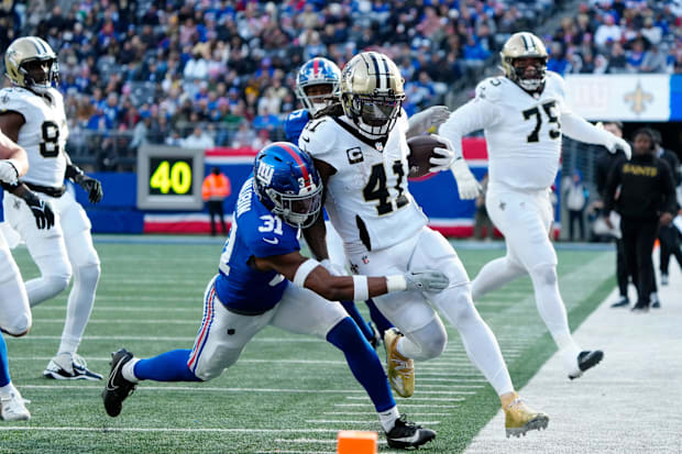 New Orleans Saints running back Alvin Kamara (41) had a pivatol run before being knocked out of bounds by New York Giants saf