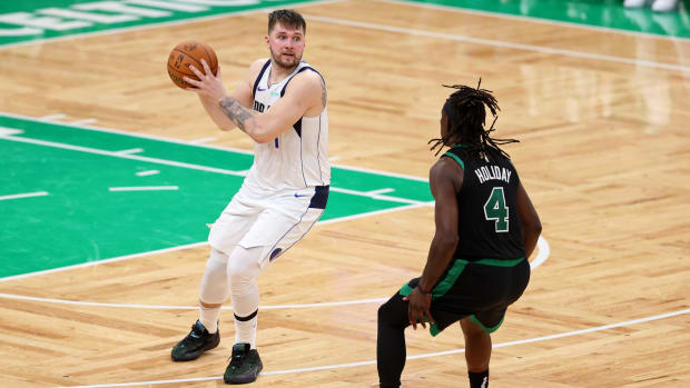 9 de junho de 2024;  Boston, Massachusetts, EUA;  O armador do Dallas Mavericks, Luka Doncic (77), controla a bola na frente do armador do Boston Celtics, Jrue Holiday (4), durante o quarto quarto do jogo 2 das finais da NBA de 2024 no TD Garden.  Crédito obrigatório: Peter Casey-USA TODAY Sports