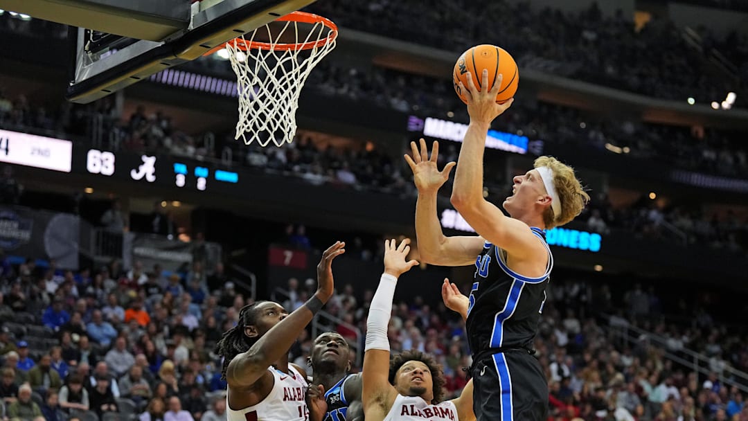 Brigham Young Cougars forward Richie Saunders (15) 