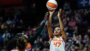 Leïla Lacan Shines with 17 Points Overseas in November