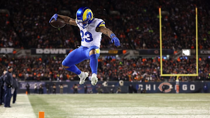 Kyren Williams, de los Los Angeles Rams, anota un touchdown por tierra ante los Chicago Bears durante el cuarto periodo del duelo divisional de la NFC en el Soldier Field
