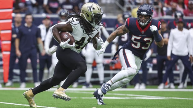 New Orleans Saints running back Alvin Kamara (41) runs the ball against the Houston Texans 