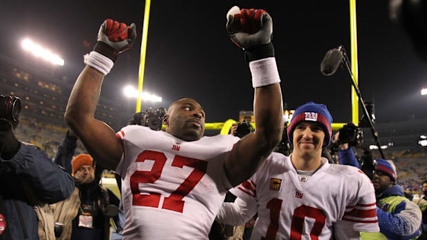 New York Giants running back Brandon Jacobs (27) celebrates a 37-20 victory with quarterback Eli Manning (10) 