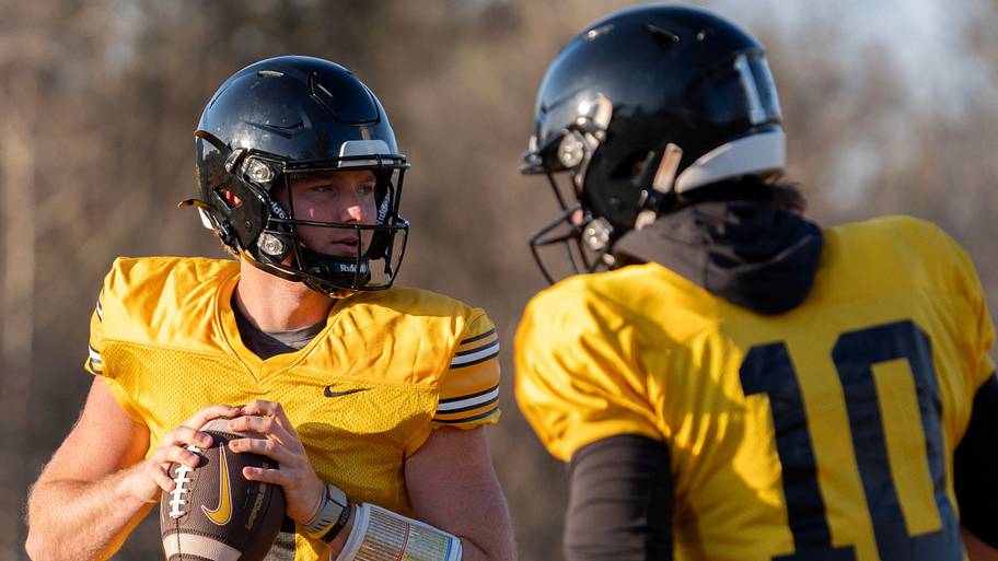 Iowa Hawkeyes, Hank Brown, Jeremy Hecklinski 