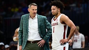 Alabama Crimson Tide head coach Nate Oats coaches guard Mark Sears (1)