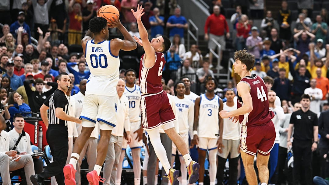 Mar 20, 2026; St. Louis, MO, USA; Kentucky Wildcats guard Otega Oweh (00) shoots a three point basket against Santa Clara Broncos guard Sash Gavalyugov (2) to tie the game as time expires in the second half of a first round game of the men's 2026 NCAA Tournament at Enterprise Center. Mandatory Credit: Jeff Le-Imagn Images