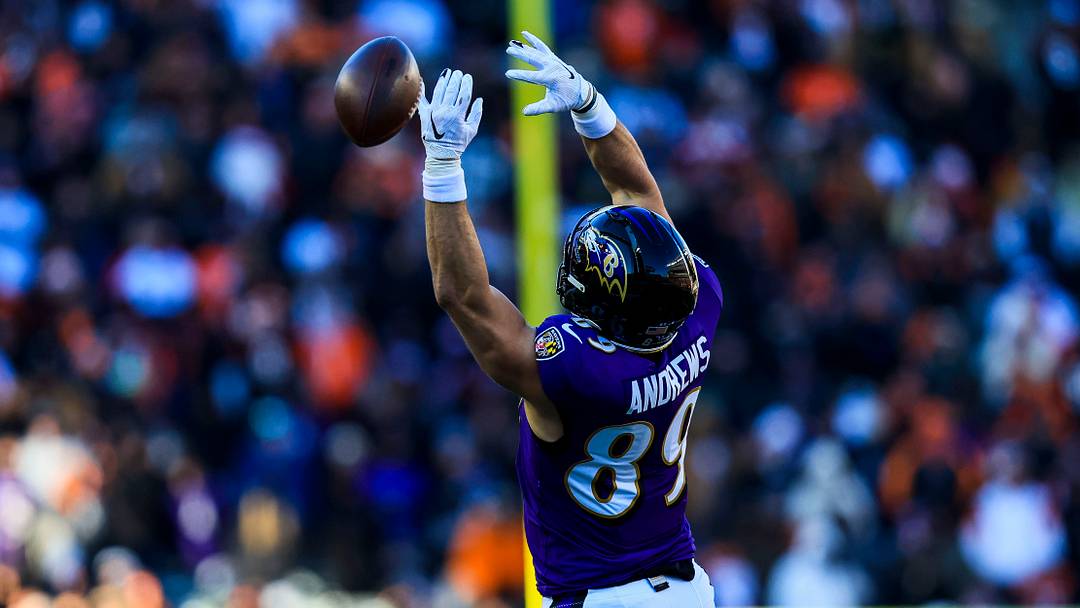 Baltimore Ravens tight end Mark Andrews (89) attempts to catch a pass against the Cincinnati Bengals in the first half at Paycor Stadium