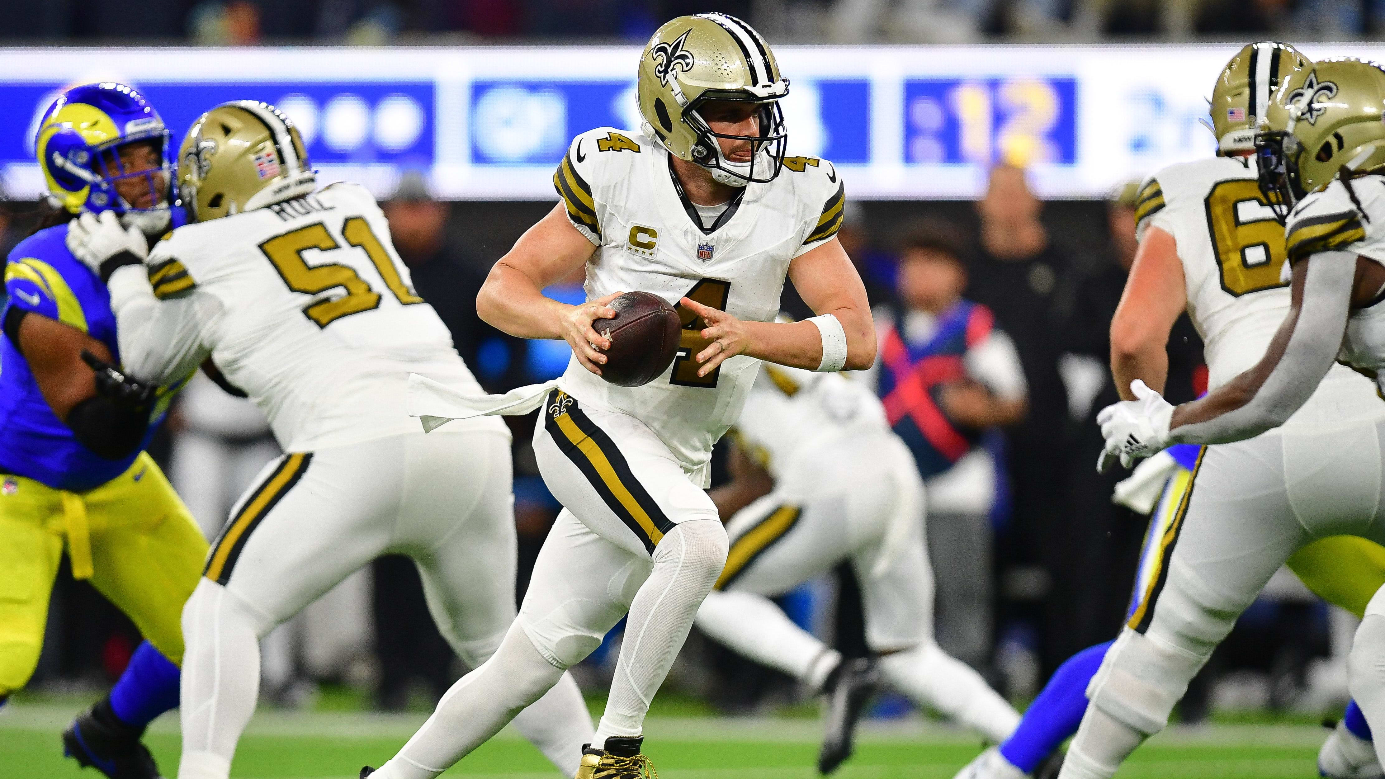 Derek Carr tucks and runs against the Los Angeles Rams.