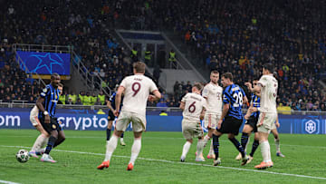 Lautaro Martinez erzielt das 1:1 gegen den FC Bayern. Doch hätte der Treffer überhaupt zählen dürfen?