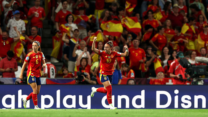 Athenea del Castillo celebra con Aitana Bonmatí el primer gol de España ante Suiza en cuartos de la Eurocopa Femenina 2025, en Berna