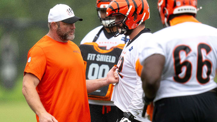 Cincinnati Bengals offensive line coach Scott Peters works with Cincinnati Bengals guard Lucas Patrick (62) during the Cincinnati Bengals practice in Cincinnati on Tuesday, May 27, 2025.
