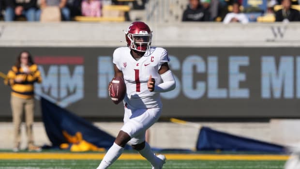 Washington State Cougars quarterback Cameron Ward (1) rolls out against the California Golden Bears during the first quarter 