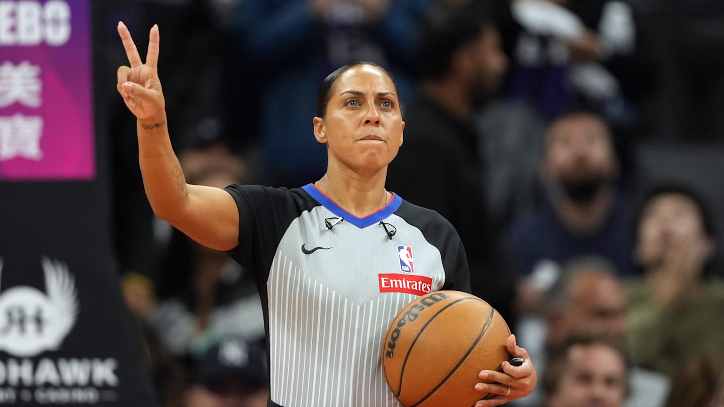 Referee Mimics LeBron's 'Shrug' in Lakers-Clippers Game