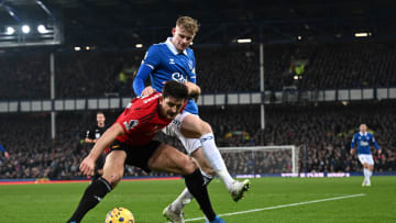 Everton berencana untuk menawarkan kontrak baru kepada Jarrad Branthwaite yang msaih diincar oleh Manchester United