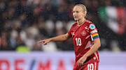 Pernille Harder führt die dänische Nationalelf als Kapitänin aufs Feld