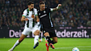 Tim Kleindienst im Zweikampf mit Marco Friedl