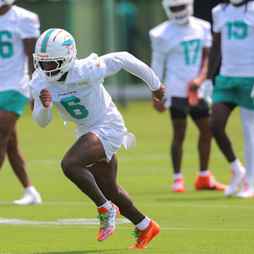 Miami Dolphins wide receiver Malik Washington (6) practices during mandatory minicamp at Hard Rock Stadium.