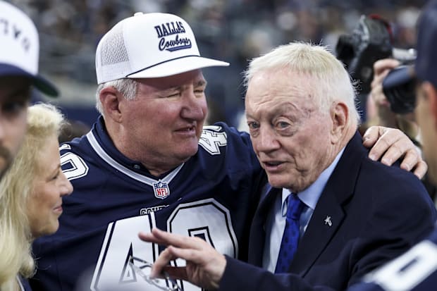Dallas Cowboys owner Jerry Jones speak with former player Bill Bates (left) before the game against the Washington Commanders