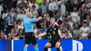 Matthijs de Ligt reclamando al árbitro Szymon Marciniak la anulación de la jugada que terminaría en gol 
