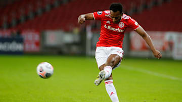 Moisés será titular na partida deste sábado