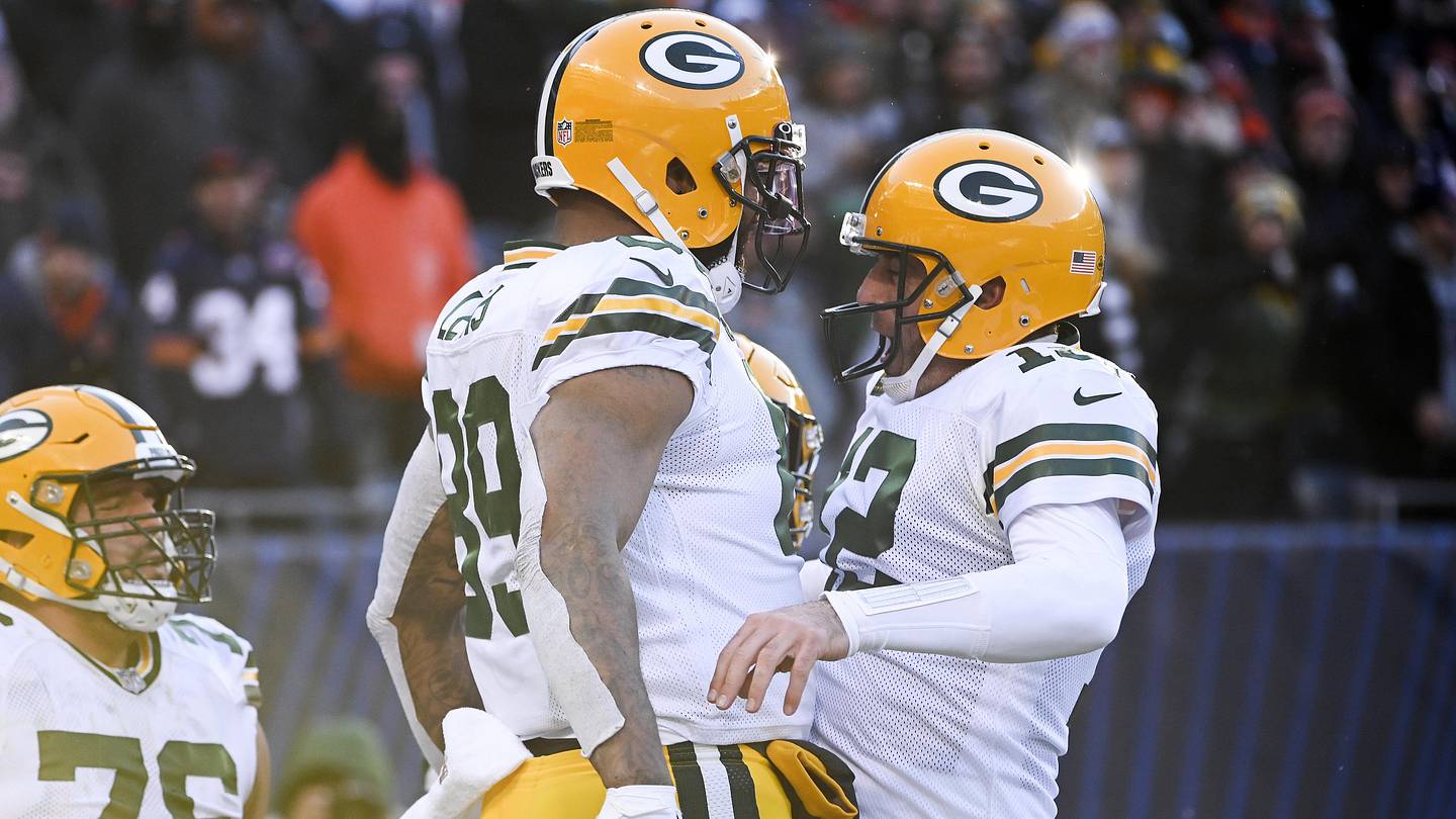 Roaring Crowd, Aaron Rodgers Greets Donald Trump on UFC Fight Night - Vimarsana News
