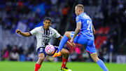 Rotondi y Romo en la disputa de un balón.