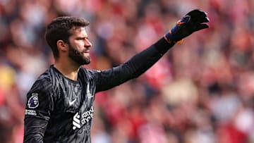 Alisson segue firme na meta do Liverpool.