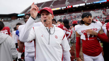 Oklahoma coach Brent Venables gathers his team after a University of Oklahoma (OU)