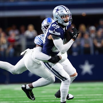 Dec 30, 2023; Arlington, Texas, USA;  Dallas Cowboys tight end Peyton Hendershot (89) catches a pass as Detroit Lions safety Kerby Joseph (31) defends during the first half at AT&T Stadium. Mandatory Credit: Kevin Jairaj-Imagn Images