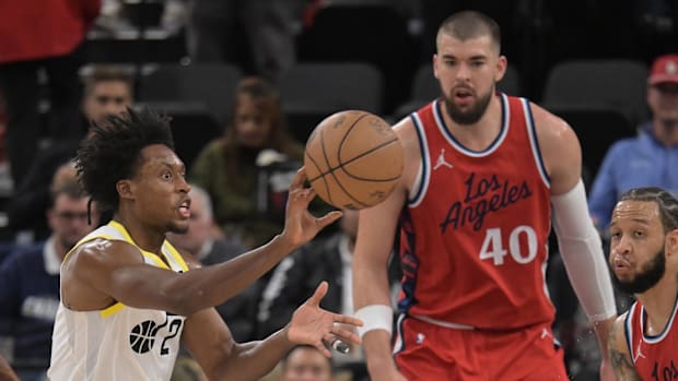 Los Angeles Clippers Center Ivica Zubac (40) looks at the Utah Collin Sexton jazz goalkeeper (2) made a pass in the second period