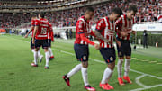 Jugadores de Chivas celebran un gol.
