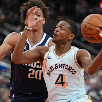 De'Aaron Fox (4) adds another dimension to an improved Spurs team.