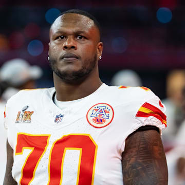 Veteran offensive tackle D.J. Humphries has signed with the Los Angeles Rams.