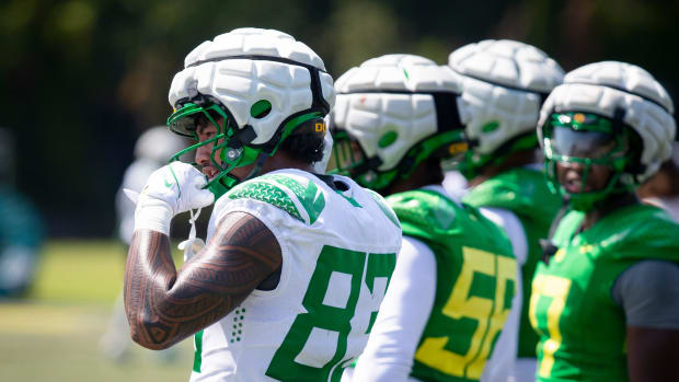 Oregon tight end Roger Saleapaga works out during practice with the Oregon Ducks Friday, Aug. 9, 2024 at the Hatfield-Dowlin 