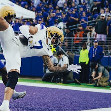 Raiden Vines-Bright comes down with an acrobatic touchdown catch in the Spring Game. 
