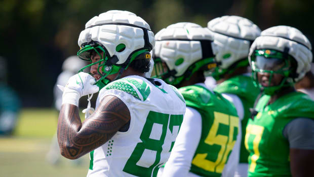 Oregon tight end Roger Saleapaga works out during practice with the Oregon Ducks