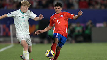 Vicente Álvarez (D) é alvo do Vasco no mercado