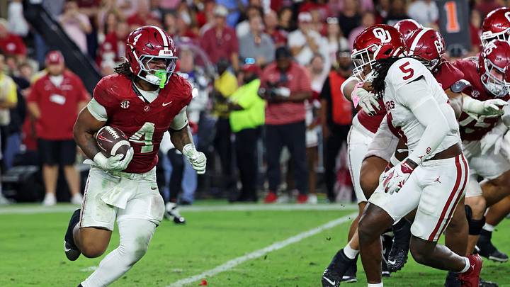 Alabama Crimson Tide running back Daniel Hill (4) runs the ball against Oklahoma Sooners linebacker Kendal Daniels (5)