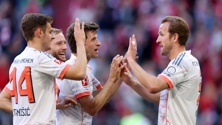 Bayern Munich players celebrating against Borussia Monchengladbach.