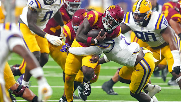 Southern California Trojans running back Woody Marks (4) is tackled by LSU Tigers linebacker Harold Perkins Jr. (7)