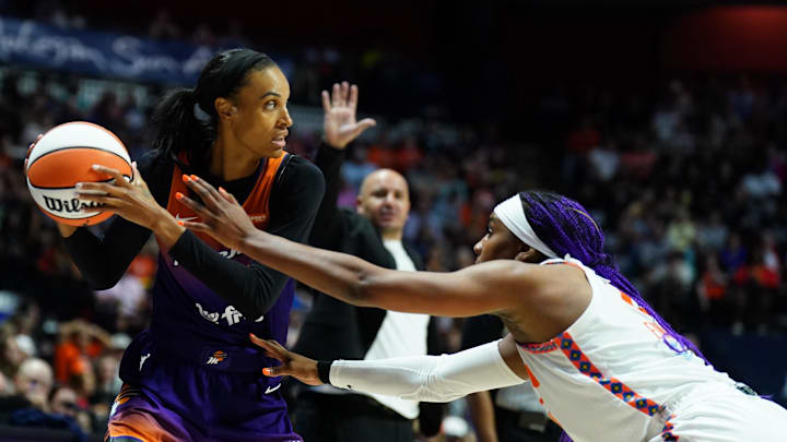 Sep 6, 2025; Uncasville, Connecticut, USA; Connecticut Sun forward Aaliyah Edwards (8) defends against Phoenix Mercury forward DeWanna Bonner (14) in the second half at Mohegan Sun Arena. Mandatory Credit: David Butler II-Imagn Images Sep 6, 2025; Uncasville, Connecticut, USA; Connecticut Sun forward Aaliyah Edwards (8) defends against Phoenix Mercury forward DeWanna Bonner (14) in the second half at Mohegan Sun Arena. Mandatory Credit: David Butler II-Imagn Images