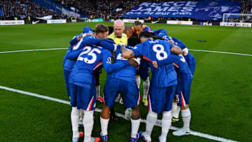 Les Blues ont encerclé l'arbitre au centre du terrain face à Newcastle Les Blues ont encerclé l'arbitre au centre du terrain face à Newcastle
