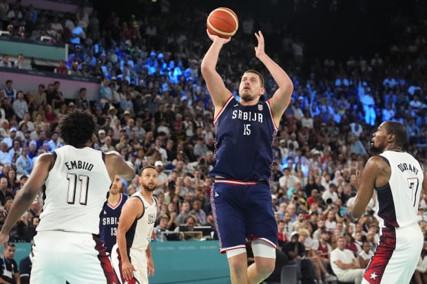 Serbiens Power Forward Nikola Jokic schießt den Ball in der zweiten Halbzeit gegen die USA.