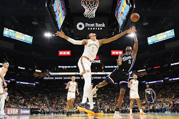 Sacramento Kings guard De'Aaron Fox (5) shoots over San Antonio Spurs forward Victor Wembanyama (1)