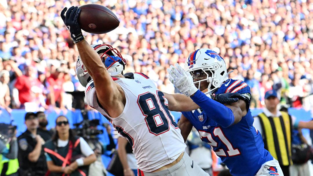 Oct 4, 2026; Orchard Park, New York, USA;  New England Patriots wide receiver Efton Chism III (86) makes a catch for a touchdown as Buffalo Bills cornerback Davison Igbinosun (21) defends during the fourth quarter at New Highmark Stadium.  Mandatory Credit: Mark Konezny-Imagn Images