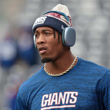 Oct 22, 2023; East Rutherford, New Jersey, USA; New York Giants safety Isaiah Simmons (19) warms up before the game against the Washington Commanders at MetLife Stadium.  