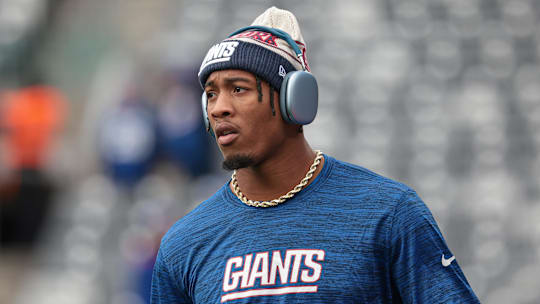 Oct 22, 2023; East Rutherford, New Jersey, USA; New York Giants safety Isaiah Simmons (19) warms up before the game against the Washington Commanders at MetLife Stadium. Mandatory Credit: Vincent Carchietta-Imagn Images