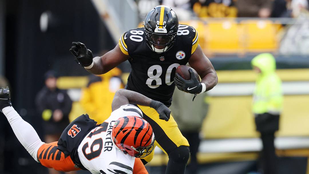 Nov 16, 2025; Pittsburgh, Pennsylvania, USA; Pittsburgh Steelers tight end Darnell Washington (80) runs with the ball against Cincinnati Bengals linebacker Barrett Carter (49) during the first half at Acrisure Stadium. Mandatory Credit: Charles LeClaire-Imagn Images